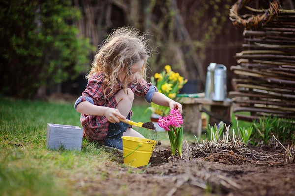 春の庭に花を植える子供女の子 — ストック写真