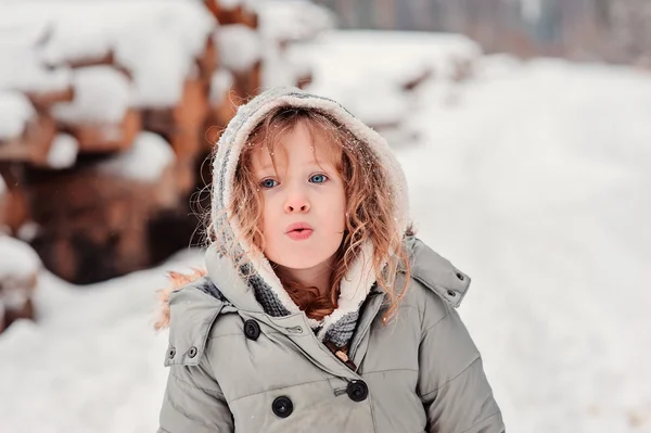 冬天的梦幻儿童女孩在白雪皑皑的森林里走上的肖像 — 图库照片