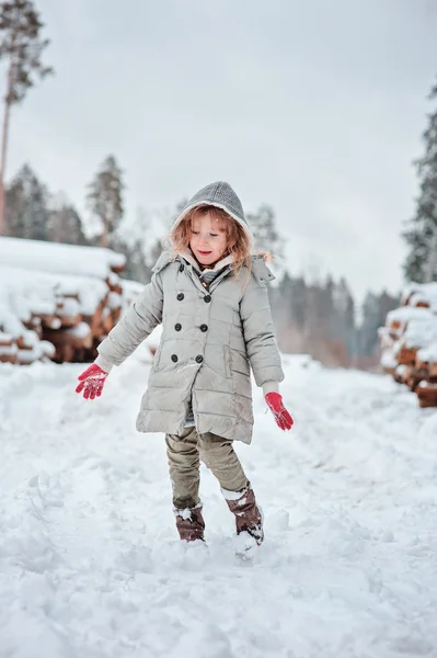 Child girl having fun on the walk in winter forest — Stock Photo, Image