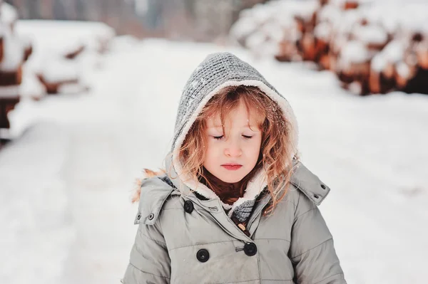 Ritratto invernale di bambina sognante con gli occhi chiusi sulla passeggiata nella foresta innevata — Foto Stock