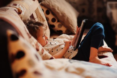 Okul öncesi çocuk kız evde tablet pc ile oyun