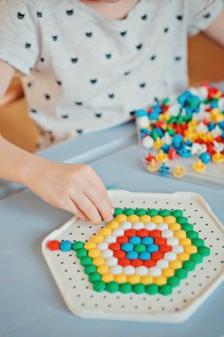 Mozaikli evde çocuk elleri oyunların yakın çekim