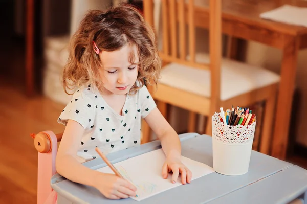 Bambino prescolare ragazza disegno con matite di colore a casa — Foto Stock