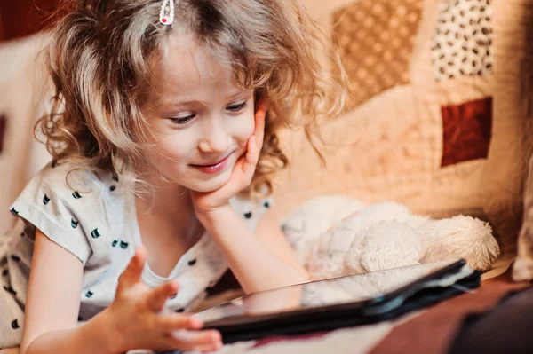 学龄前儿童女孩玩平板电脑在家里 — 图库照片
