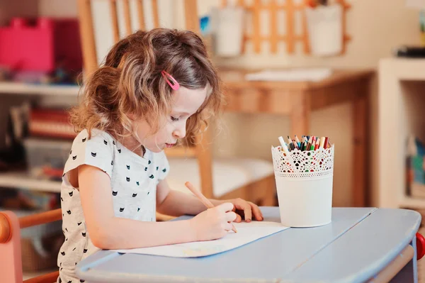 Bambino prescolare ragazza disegno con matite di colore a casa — Foto Stock