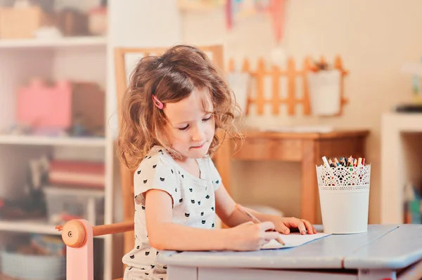 Bambino prescolare ragazza disegno con matite colorate a casa — Foto Stock