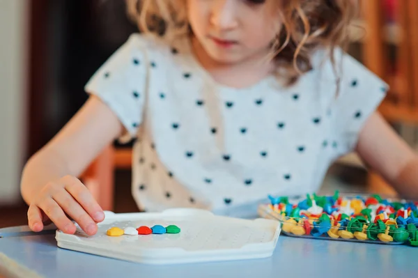 Primer plano de las manos de los niños juega con mosaicos en casa — Foto de Stock