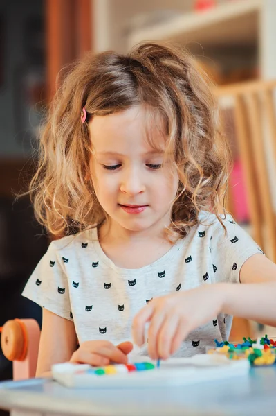 Niño preescolar niña jugar con mosaico en casa — Foto de Stock