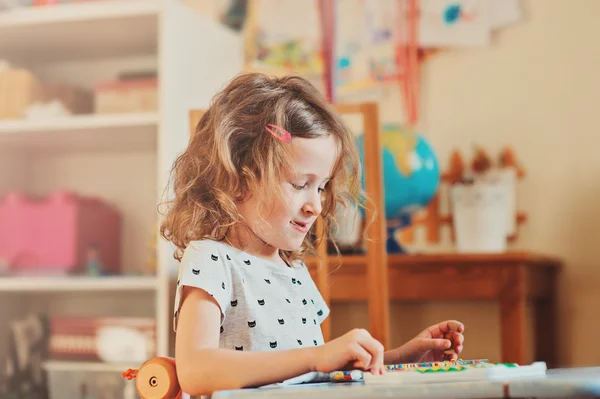 Preschooler dítě dívka hrát s mozaikou doma — Stock fotografie