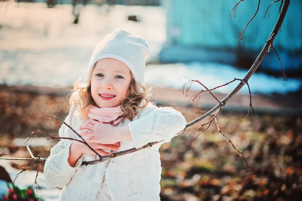 Retrato primaveral de niña feliz sonriente en el paseo en día soleado con rama de árbol — Foto de Stock