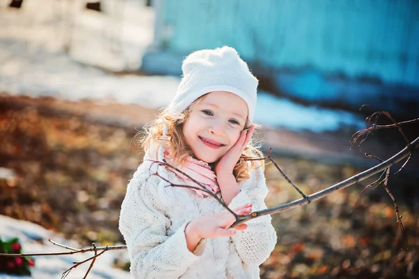 Våren porträtt av glada leende barn flicka på promenad i soliga dagen med trädgren — Stockfoto