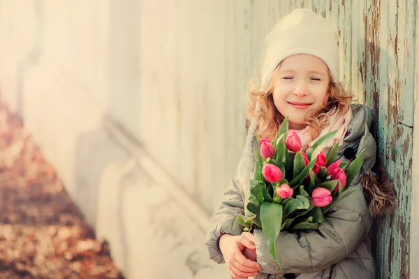 快乐的孩子女孩与女人一天的郁金香花束的春天复古色调肖像 — 图库照片