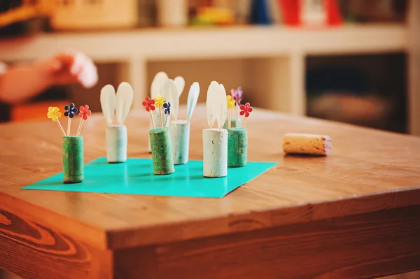 Easter tic tac toe game with flowers and bunnies from corks at home — Stock Photo, Image
