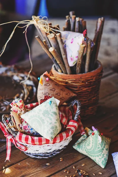 Decorazioni pasquali fatte a mano in casa di campagna su tavolo di legno — Foto Stock