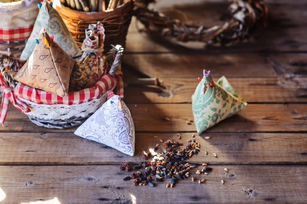 Великодні прикраси і тканинна курка на дерев'яному столі в заміському будинку — стокове фото