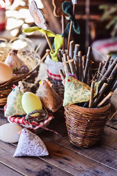复活节装饰品和织物鸡乡村小屋木制的桌子上 — 图库照片