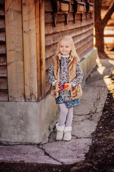 Happy child girl with handmade chicken for easter at wooden country house — Stock Photo, Image