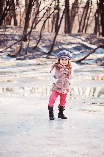 Happy toddler girl on the walk in early spring — Stock Photo, Image