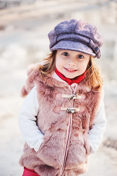 Happy toddler girl portrait on the walk in early spring with melting ice on background — Stock Photo, Image