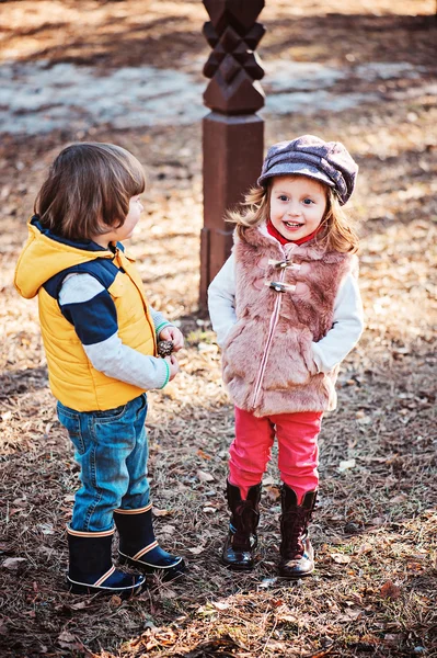 Kleine Jungen und Mädchen spielen gerne zusammen im sonnigen Wald — Stockfoto