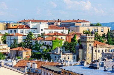 Trieste, İtalya - 20 Temmuz 2013: yaz San Giusto kale şehir manzaralı