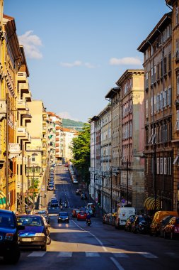 Trieste, İtalya - 20 Temmuz 2013: sokak görünümü ve yaz aylarında otopark arabalar