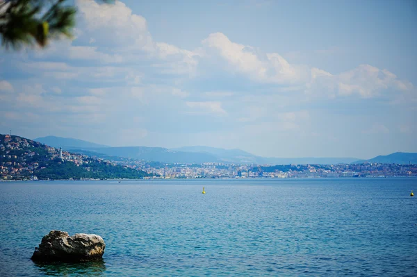 Vista de la ciudad y el mar desde el castillo de Miramare en Trieste, Italia en verano — Foto de Stock