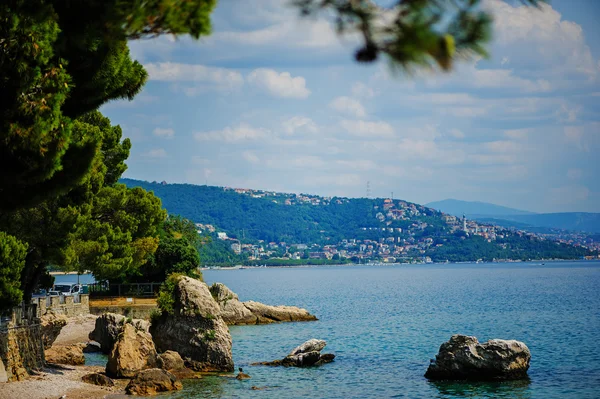 Cidade e vista para o mar do castelo Miramare em Trieste, Itália, no verão — Fotografia de Stock