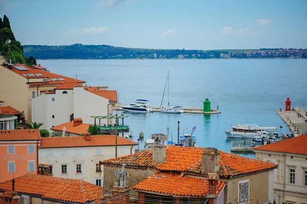 Панорамним видом на місто, порт і море — стокове фото