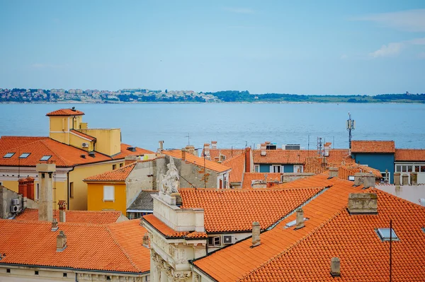 Vista panorâmica da cidade e do mar no verão — Fotografia de Stock