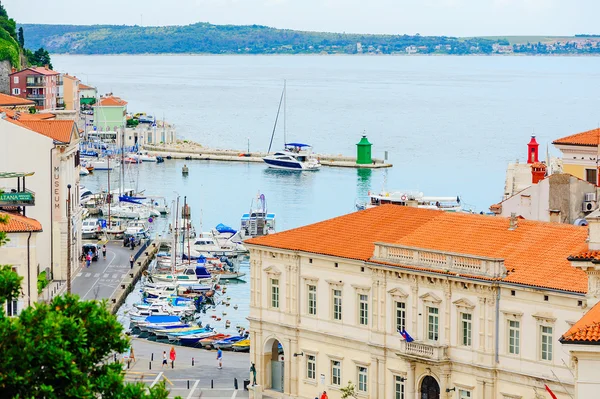 Панорамный город, порт и море — стоковое фото