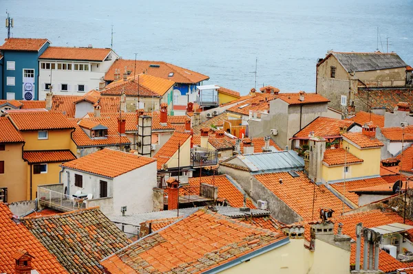 Vista panorâmica da cidade e do mar no verão — Fotografia de Stock