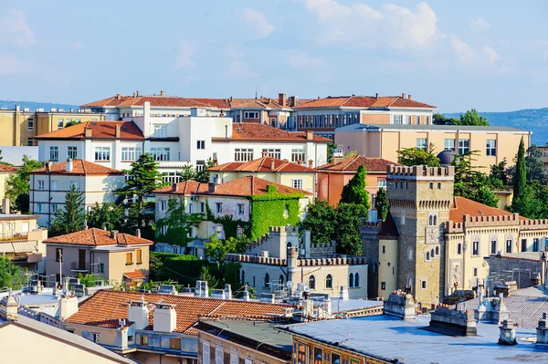 TRIESTE, ITÁLIA - 20 JULHO 2013: vista da cidade com o castelo de San Giusto no verão — Fotografia de Stock