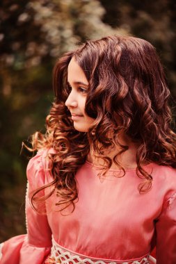 kıvırcık çocuk kız peri masalı Prenses gibi giyinmiş