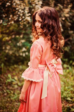 kıvırcık çocuk kız peri masalı Prenses gibi giyinmiş