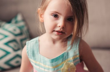 Kapalı pembe ve nane elbiseli güzel bebek kız portresi yakından