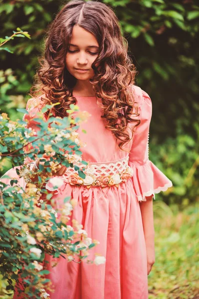 Menina encaracolado vestido como princesa conto de fadas — Fotografia de Stock