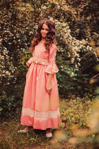 kıvırcık çocuk kız peri masalı Prenses gibi giyinmiş