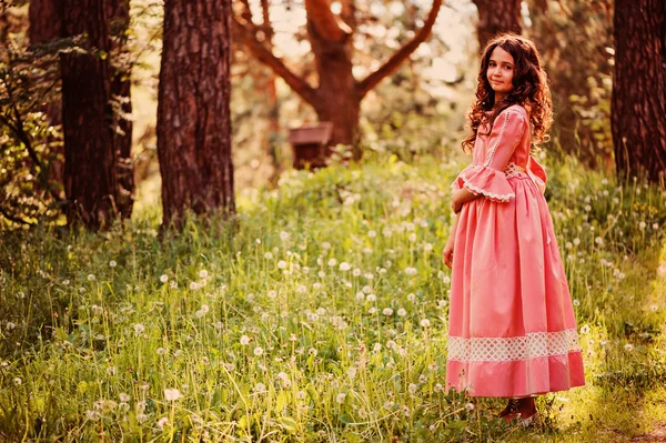 Niña en vestido de princesa cuento de hadas rosa — Foto de Stock