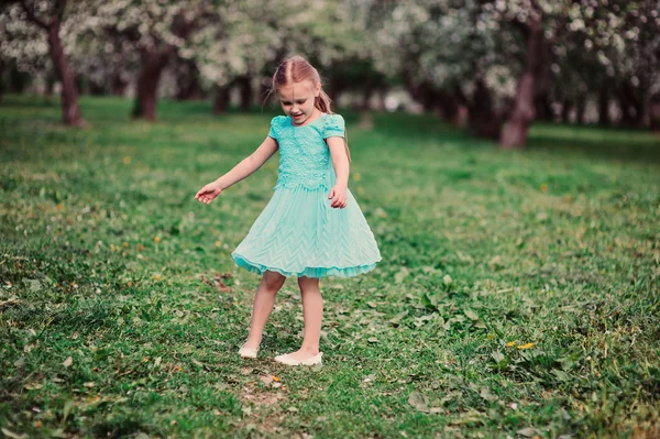 Glückliches Mädchen im blühenden Apfelgarten — Stockfoto