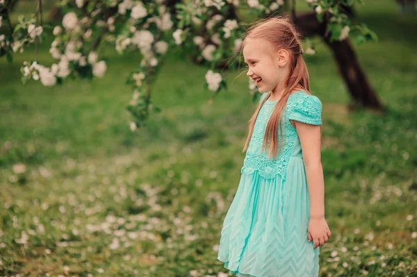 Çiçek açan elma bahçesinde mutlu kız — Stok fotoğraf