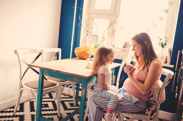 Mãe grávida feliz e filha bebê — Fotografia de Stock