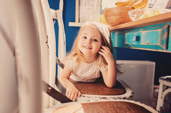 Roztomilá dívka hrající na kuchyň. — Stock fotografie