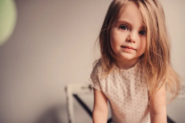 Retrato horizontal de la encantadora niña en casa en la cocina — Foto de Stock