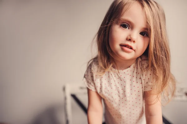 Vízszintes portréja szép kisgyermek lány otthon, konyha — Stock Fotó