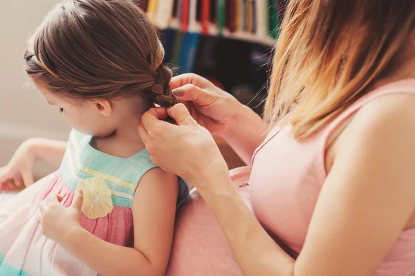 Mãe amorosa escovando seu cabelo filhinho em casa — Fotografia de Stock