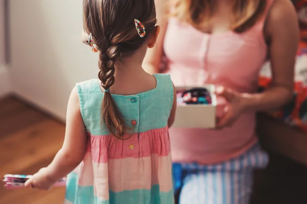 Happy pregnant mother and baby daughter — Stock Photo, Image