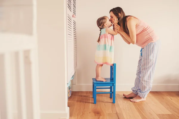 Mutlu sevgi dolu hamile anne ve yürümeye başlayan çocuk kızı evde eğlenmek — Stok fotoğraf