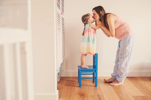 Heureuse mère enceinte aimante et sa fille en bas âge s'amuser à la maison — Photo