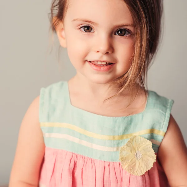 Retrato de cerca interior de la adorable niña en vestido rosa y menta —  Fotos de Stock